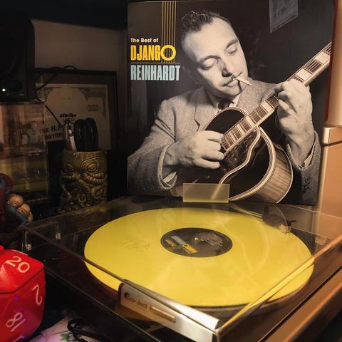 Photo d'une platine vinyle où tourne le disque "The Best of Django Reinhardt".