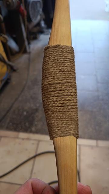 Das fertig und finale gewickelte Griffstück an meinen Primitivbogen. Weder Anfang noch Ende des Fades sind zu sehen, so wi ich mir das vorgestellt habe