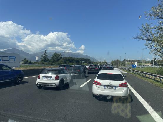 @graewwel Das Bild zeigt eine Szene auf einer Autobahn in Italien. Im Vordergrund sind mehrere Autos in verschiedenen Farben zu sehen, darunter ein weißer Mini Cooper und ein weißer Peugeot. Die Autos fahren in dichter Reihenfolge, was auf Verkehrsstaus hindeutet. Im Hintergrund sind die Berge der Apenninen zu erkennen, die sich majestätisch gegen den blauen Himmel abzeichnen. Der Himmel ist klar mit einigen weißen Wolken, die den Blick freigeben. Auf der linken Seite der Autobahn steht ein Werbeschild mit der Aufschrift "SCA Porti e Logistica". Rechts neben der Fahrbahn befindet sich ein Geländer, und ein blauer Wegweiser zeigt die Richtung. Die Umgebung ist grün und gepflegt, mit Bäumen und Sträuchern entlang der Straße.

Bereitgestellt von @altbot, privat und lokal generiert mit Ovis2-8B

🌱 Energieverbrauch: 0.221 Wh