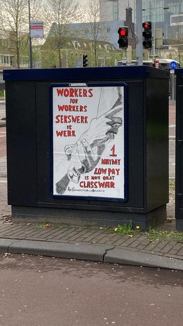 billboard met twee getekende handen die elkaar op de onderarm vasthouden. 1 boven en ander onder. In rode letters de teskt als in post omschrijving, linksboven en rechtsonder