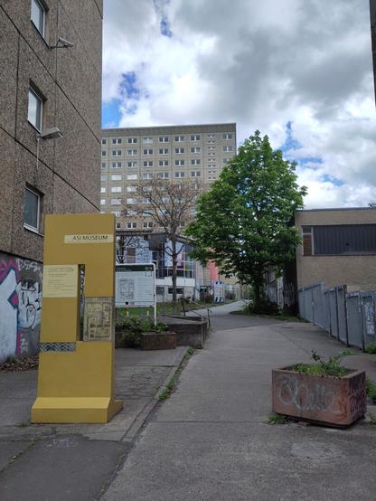 Ein Hinweisschild und Gebäude: Stasi Museum in Berlin.