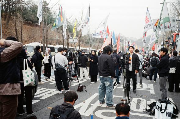 남태령 고개에서 전봉준 투쟁단과 연대 시민들을 취재하러 온 언론사 관계자들이 촬영 준비를 하고 있다.