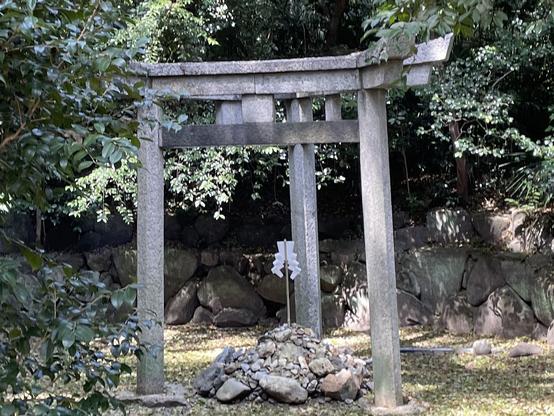 You can't get close to this mysterious three-legged torii, but I took a photo from behind the fence guarding it and edited the photo to get this close-up view.