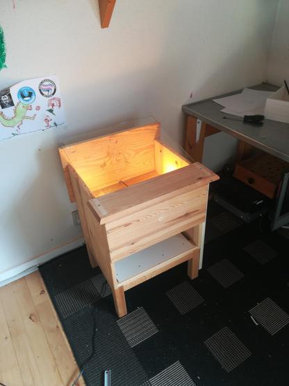 lorte-IKEA skuffeskrammel ombygget til lysbord. lyset er tændt.