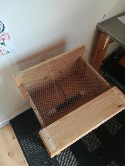 lysbord set fra oven, en lortelampe fra IKEA med to elpærer med lille fatning. glaspladen er fra et køleskab.