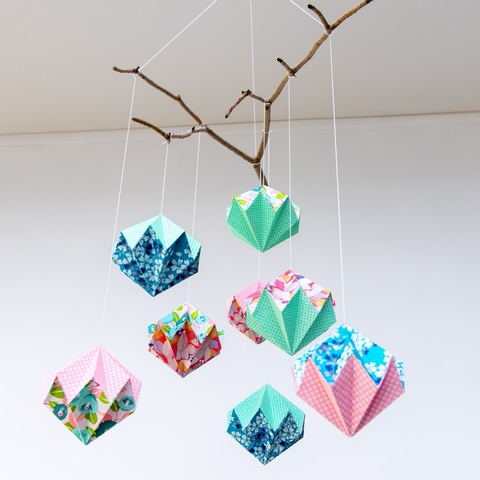 Suspension décorative en origami avec des diamants roses et turquoise