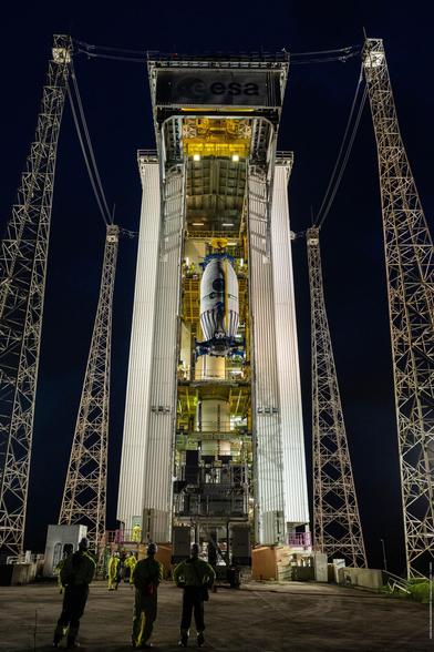 La coiffe de Vega-C, avec le satellite Biomass à l'intérieur, est placée au sommet de la fusée. Image prise de nuit.