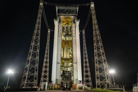 La coiffe de Vega-C, avec le satellite Biomass à l'intérieur, est placée au sommet de la fusée. Image prise de nuit.