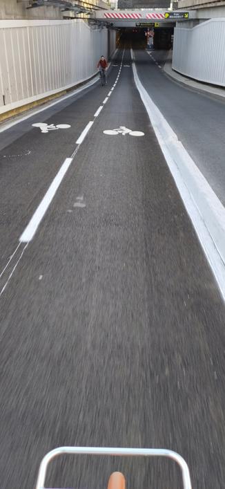 Photo d'un départ de piste cyclable qui s'engouffre dans un tunnel