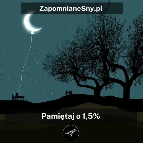 Opis grafiki dla niewidomych: Gwieździsta noc. Po lewej kontur ławki, na której ktoś siedzi. Po prawej dwa drzewa, w których kierunku idą trzy osoby. Na niebie jasny księżyc w sierpie. Postać na ławce trzyma świetlisty sznurek, kierujący się do księżyca i stykający się z nim w sposób podobny do wiązania końcówki balonu.