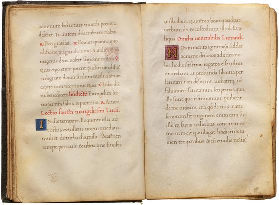 Book spread showing handwritten text in the humanist style.