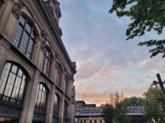 Lumière du soir / coucher de soleil se reflétant dans les vitres de la gare d'Austerlitz à Paris