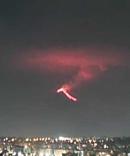 Eruzione in corso dell'Etna, tra bagliore e lava sembra disegnare una Z