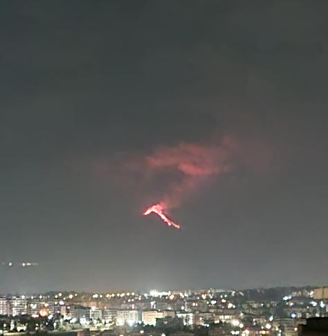 Eruzione in corso dell'Etna, tra bagliore e lava sembra disegnare una Z