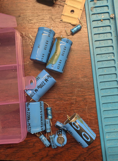 Some Philips brand caps on the bench, ranging from rather bulky ones with a 35V / 2200uF to small 16V/10uF ones. These were all bad and had to be replaced.
