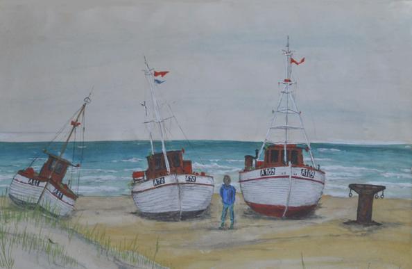 Drei weiße Fischkutter auf einem flachen Strand, im Hintergrund das Meer, vor den Kuttern ein Junge mit blauer Jacke, Jeans und Gummistiefeln. Links im Vordergrund Teil einen Düne, rechts eine stark verrostete Seilwinde.