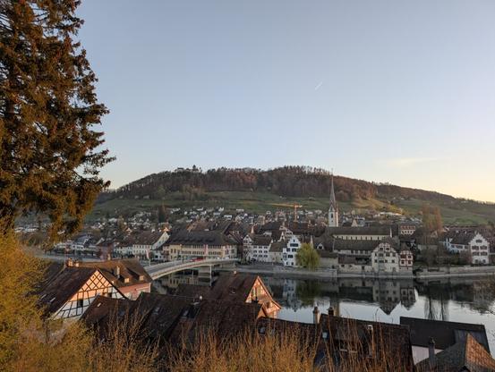 Blick im Morgengrauen von der Kirche Burg Richtung Altstadt Stein am Rhein und Hohenklingen.