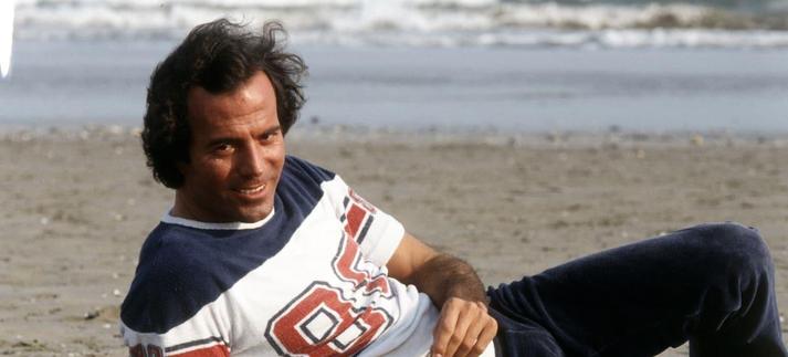 Julio Iglesias posando en la playa en 1980. / Mondadori Portfolio