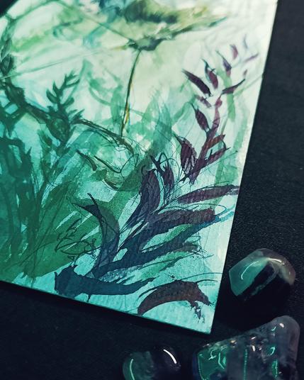 Illustration à l'encre acrylique d'une archère agile, les cheveux flottant au vent, bandant un arc fait de branches. Elle est partiellement cachée par une végétation dense aux tons de vert et de turquoise.