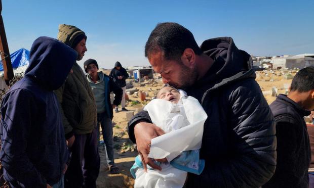 Un familiar del bebé de dos meses Shem Al Shambari, muerto de frío en la tienda de campaña en la que malvivía en Khan Yunis, el 25 de febrero de 2025. (Hani Alshaer / Anadolu via Getty Images)