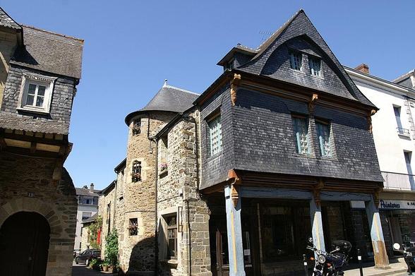 Maison à #Vitré (#IlleEtVilaine) Façades et toiture : inscription par arrêté du 11 juillet 1942.
Suite 👉 https://monumentum.fr/monument-historique/pa00090947/vitre-maison
#Patrimoine #MonumentHistorique
Photo CC-BY-SA 4.0 : Pymouss