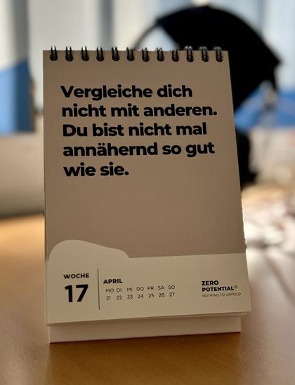 Kalenderblatt: „Vergleiche dich nicht mit anderen. Du bist nicht mal annähernd so gut wie sie.“