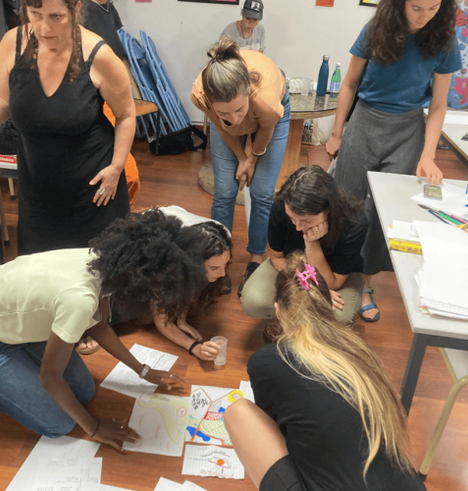 Pendant un atelier d’écriture et de cartographie sensible organisé en octobre 2024 à Massalia Vox, Marseille: des jeunes au travail pour la production de la carte "une ville rêvée"