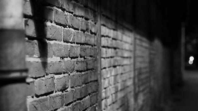 Sw-Bild einer Mauer im Dunkeln
