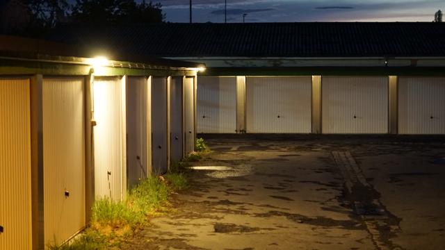Garagenanlage bei schummrigem Licht