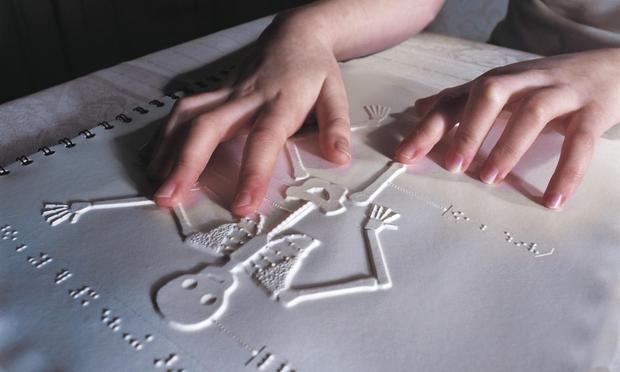 Niño leyendo un libro de Anatomía en braille. (Getty Images)