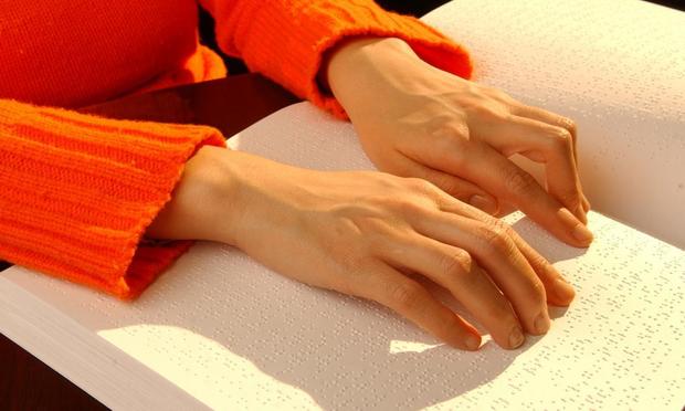 Persona leyendo en braille. (ONCE)