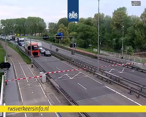 Camerabeeld van dichte slagbomen bij de Wantijbrug (N3)