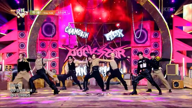 skz performing LALALALA