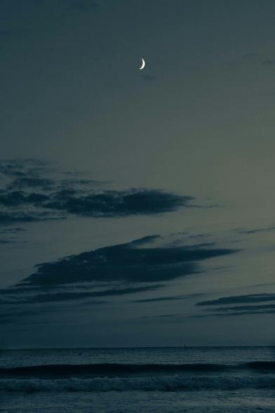 Mond über dem Meer (Foto von Toby auf Unsplash)