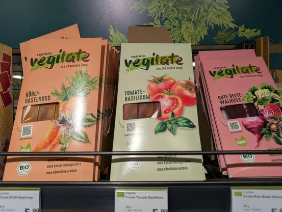 Schokolade in den Geschmacksrichtungen "Rübli-Haselnuss", "Tomate-Basilikum" und "Rote Beete-Walnuss"