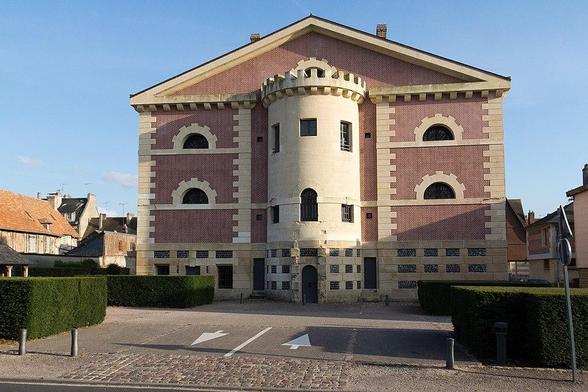 Ancienne prison à #PontlÉvêque (#Calvados) La reconstruction de la prison et du tribunal a été décidée par décret du 25 mai 1811. Les travaux se sont échelonnés de 1813 à 1828, sous la direction des architectes...
Suite 👉 https://monumentum.fr/monument-historique/pa14000006/pont-leveque-ancienne-prison
#Patrimoine #MonumentHistorique
Photo CC-BY-SA 4.0 : Edouard Hue (EdouardHue)