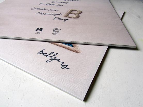 coin de pochette vinyle avec logos Araki et Hidden Bay, nom du groupe Belljars