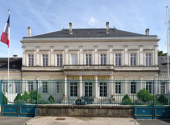 Préfecture à #Angoulême (#Charente) Située contre les remparts et la fin d'un quartier construit sous le Premier Empire et la Restauration, la préfecture est due à Paul Abadie père. Le projet lui est confié en ...
Suite 👉 https://monumentum.fr/monument-historique/pa00104226/angouleme-prefecture
#Patrimoine #MonumentHistorique
Photo CC-BY-SA 4.0 : Jack ma