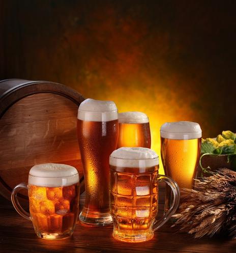 5 verschiedene Biere in Gläsern mit Schaumkrone, auf der linken Seite daneben ein Holzfass, rechts liegt Getreide und Hopfen

®by DesignDrawArtes
https://pixabay.com/photos/beer-barley-beverage-pub-foam-4893536/