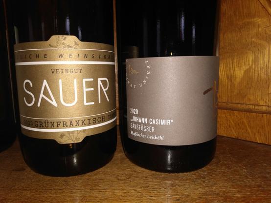 Zwei Flaschen Wein, links Grünfränkisch vom Weingut Sauer, rechts ein Gänsfüßer vom Braun. Beides sind historische Rebsorten, den Gänswein kennt man z.B. auch von Luther. Geschmacklich sind beide wesentlich vielfältiger und weniger "gerade". Die Wiederentdeckung hat man den Winzern zu verdanken, das Überleben dem Zufall (Reblaus usw.).