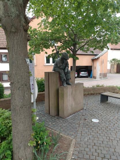 Bild eines Denkmals, dass an den Bauernaufstand erinnert. Eine Bauern-Figur sitzt, in ihrem Rücken steckt ein Schwert. Die Idee der Bronze geht auf Albrecht Dürer zurück. Ca. 8000 Bauern starben in der Pfalz. Die Aufstände gab es in weiten Teilen Deutschlands und der Schweiz, an vielen Orten wurden die Bauern durch die Fürsten und ihre Söldner niedergemetzelt, insbesondere dort, wo sie sich nicht organisieren konnten.