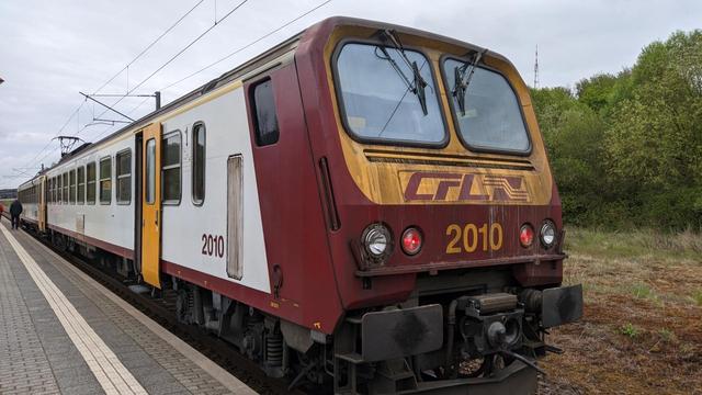 Iconic CFL Z2 waiting at a small platform