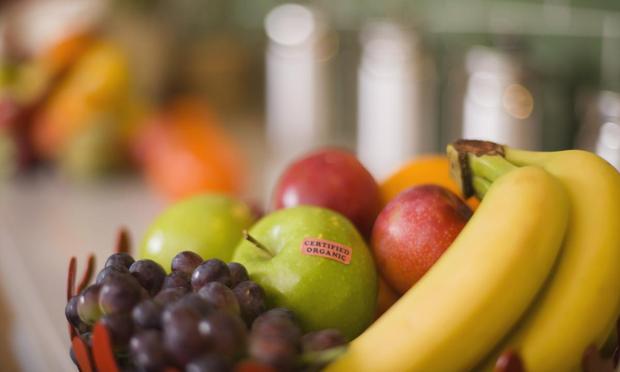 Distintas frutas en un frutero. (Getty Images)