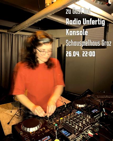 DJ Vulverine verschwommen in der Bewegung, nur die Hände am DJ Mischpult sind scharf.
Text: 
zu Gast bei
Radio Unfertig
Konsole
Schauspielhaus Graz
26.4. 22:00