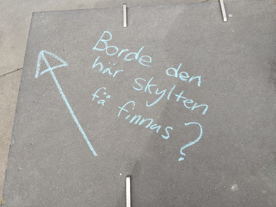 Borde den här skylten få finnas?
