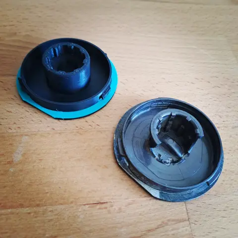 A droite la pièce originale cassée et à gauche la pièce reproduite en impression 3D
Recto.