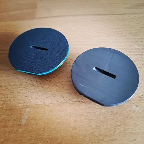A droite la pièce originale cassée et à gauche la pièce reproduite en impression 3D
Verso.