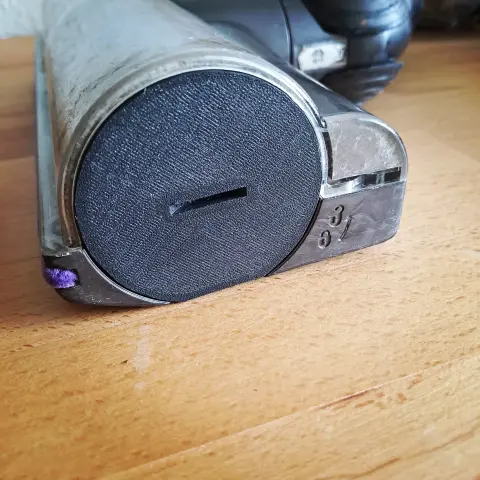La pièce remise en place sur la tête de brosse.