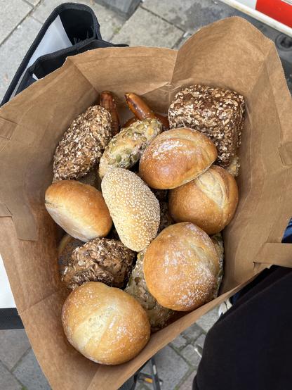Eine Tüte voller Brötchen, Brote und Brezen