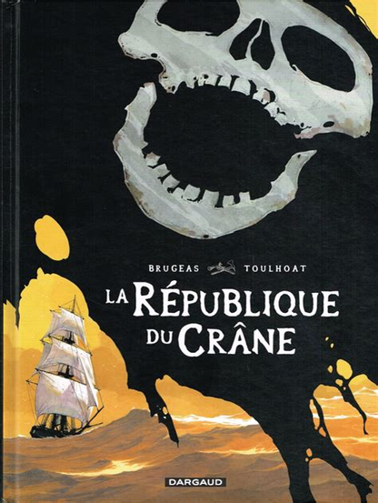 La couverture de la BD : un navire sur l'océan, au premier plan un morceau de drapeau noir de pirate...
